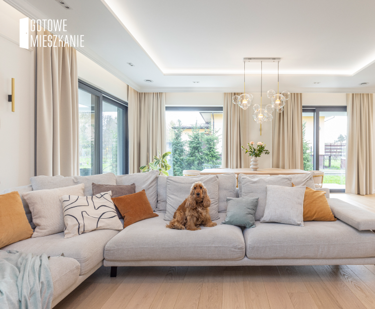 Przytulny i jasny salon w gotowym domu w Halinowie – przykład zrealizowanej aranżacji wnętrza w nowej inwestycji.